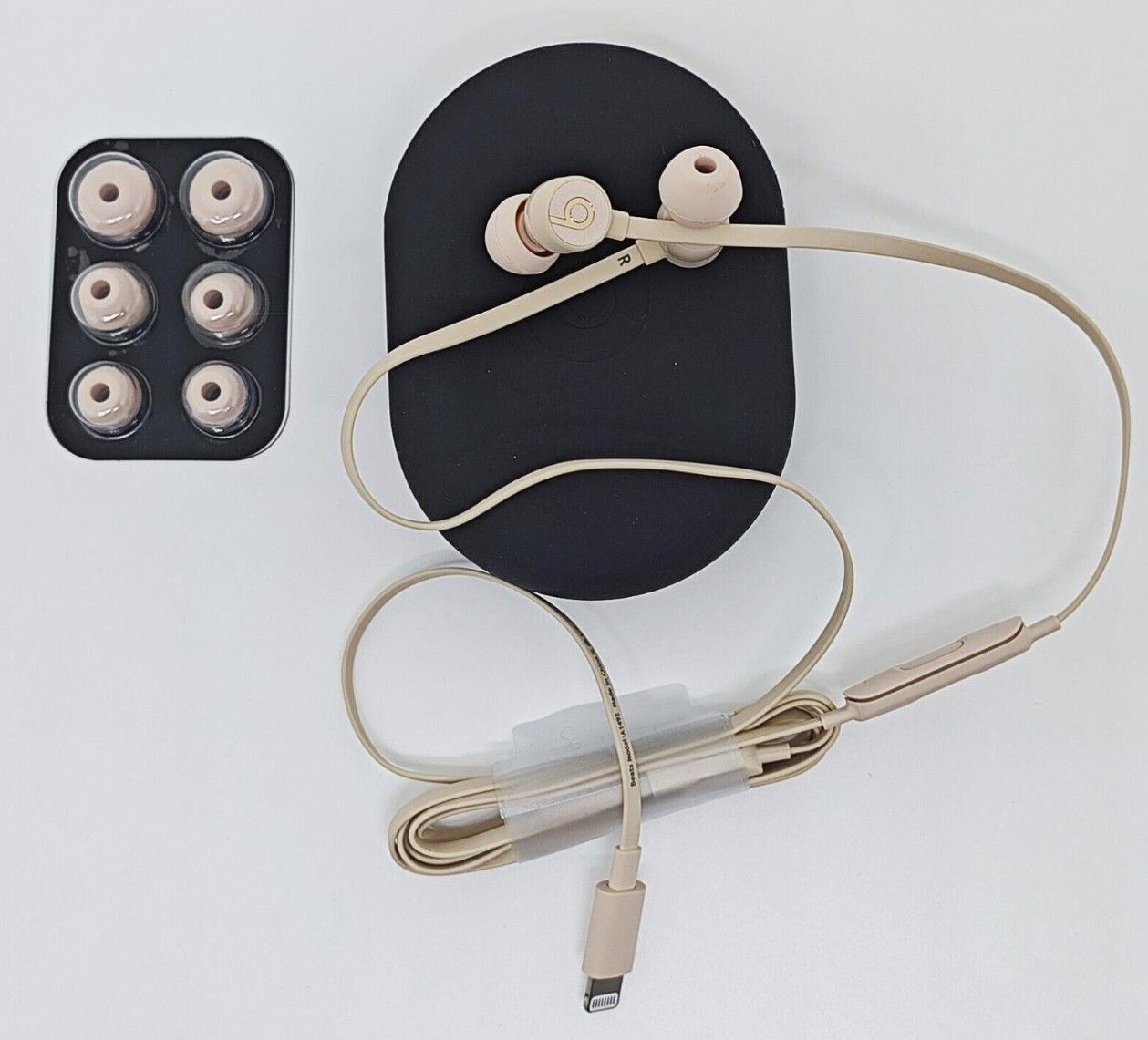 Apple urBeats3 In-Ear Sport Kopfhörer Gold Lightning mit Zubehör und Ohrstöpseln auf weißem Hintergrund.