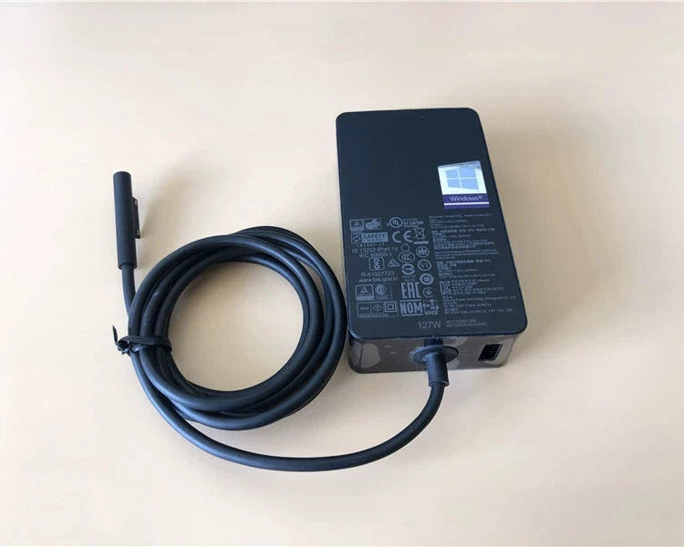 Original Microsoft Surface 127W Power Adapter (Model 1932) mit Surface Connect Stecker und USB-Ladebuchse für Höchstleistung.